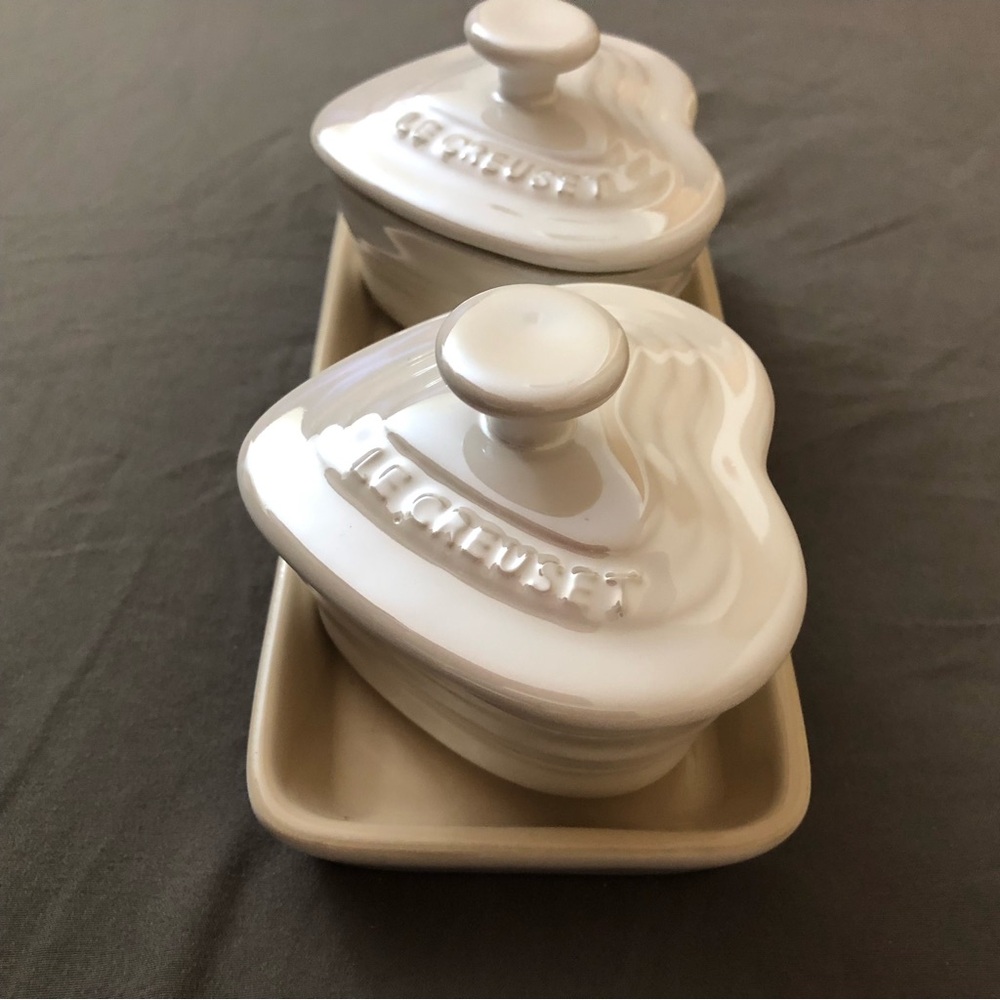 NEW Le Creuset Petite Ramekin Set of 2 Heart shaped Pearlized White with Tray - Picture 4 of 13